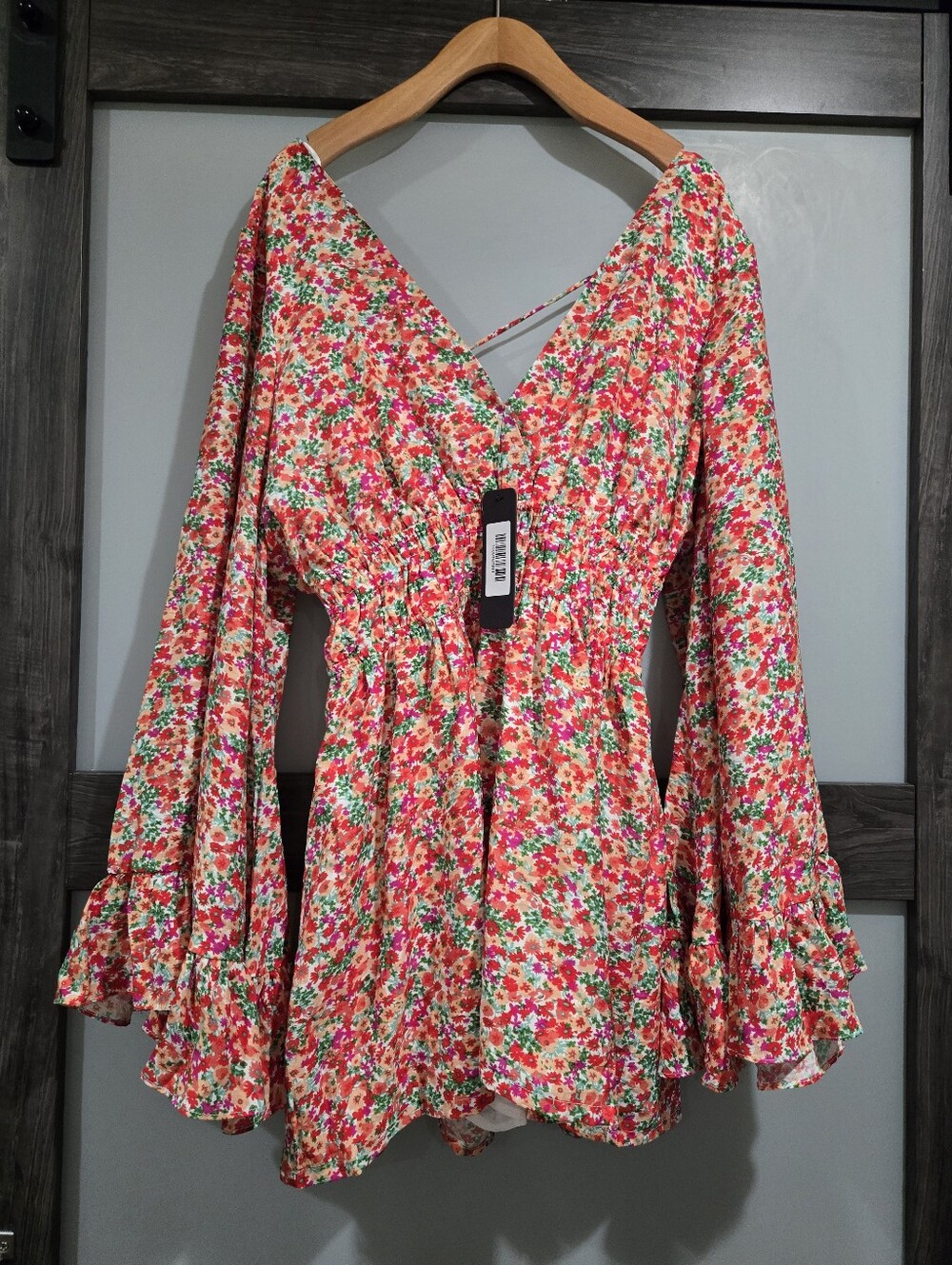Vici Mila Bell Sleeve Floral V-Neck Romper Size Small NWT Colorful Multicolor